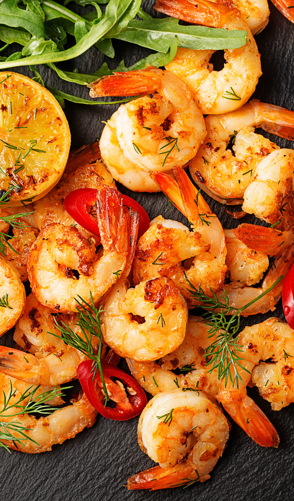 Жаренные креветки с чесноком, лимоном и красным перцем