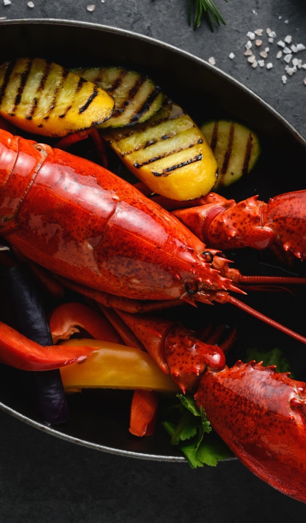 Большой омар с овощами 