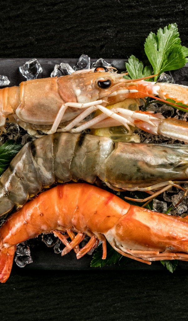 Большие креветки с кусочками лимона