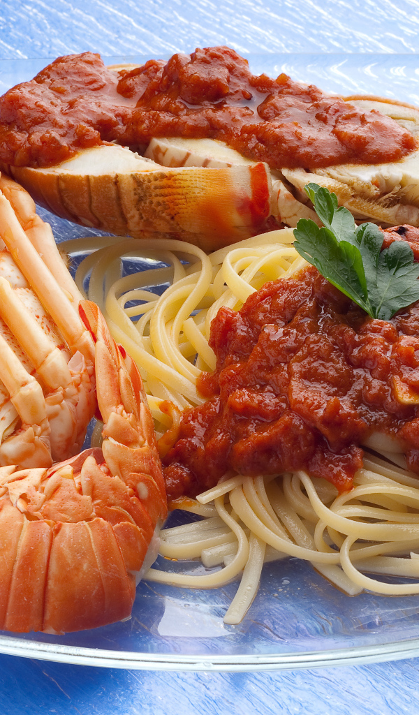 Омар на тарелке со спагетти с соусом