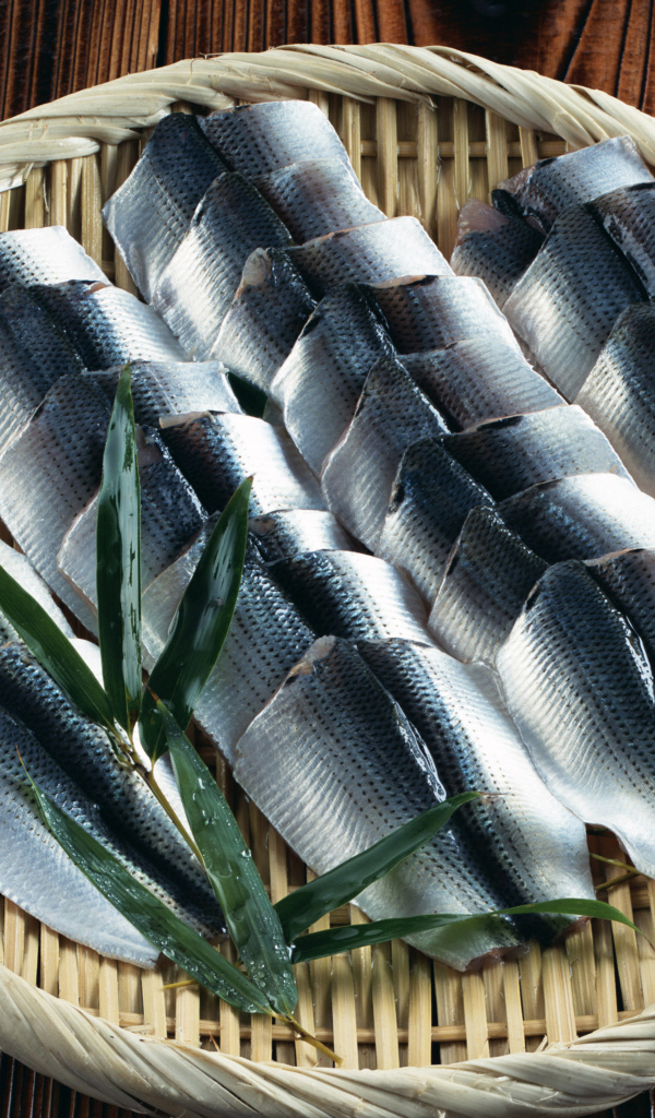 Филе соленой рыбы на бамбуковой тарелке 