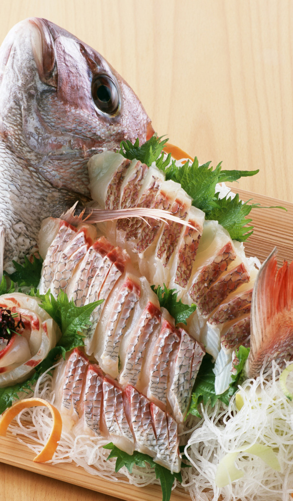 Нарезка из свежей рыбы на разделочной доске