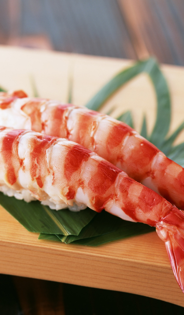 Две крупные вареные креветки на столе