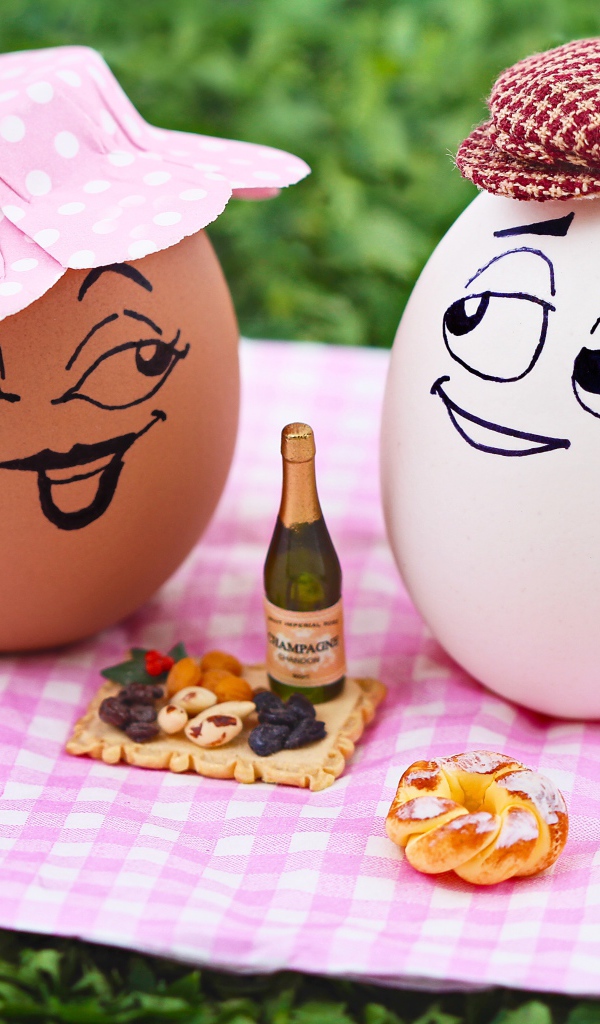 Два яйца устроили пикник на природе