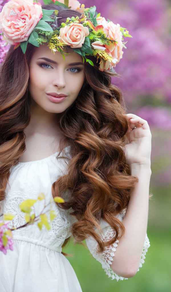 Красивая шатенка в белом платье с венком из роз на голове
