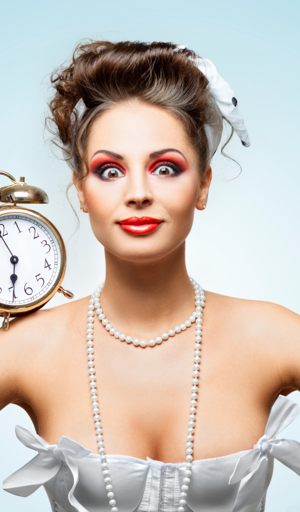 Девушка шатенка с ярким макияжем и будильником на плече