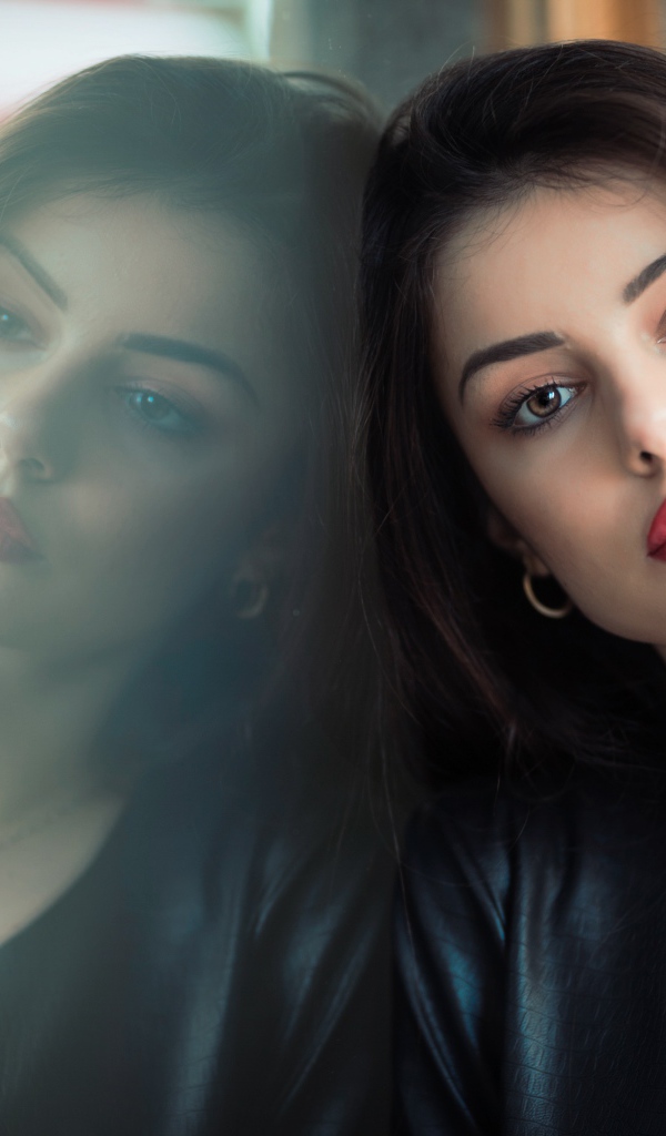 Нежная шатенка с яркими красными глазами