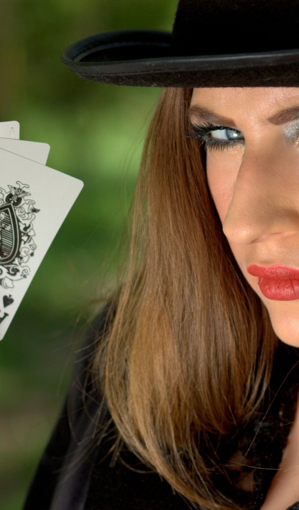 Девушка в черной шляпе с четырьмя тузами в руке