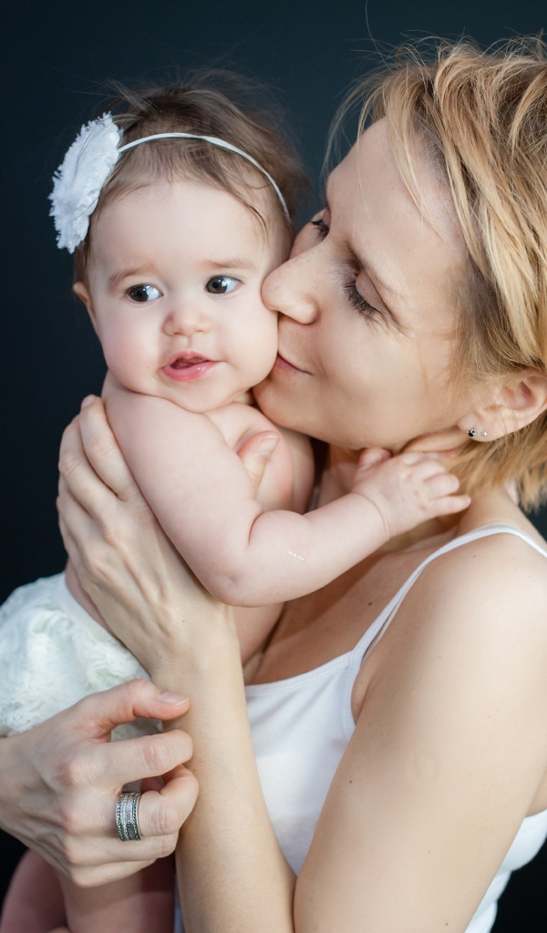 Девушка с маленькой девочкой на руках