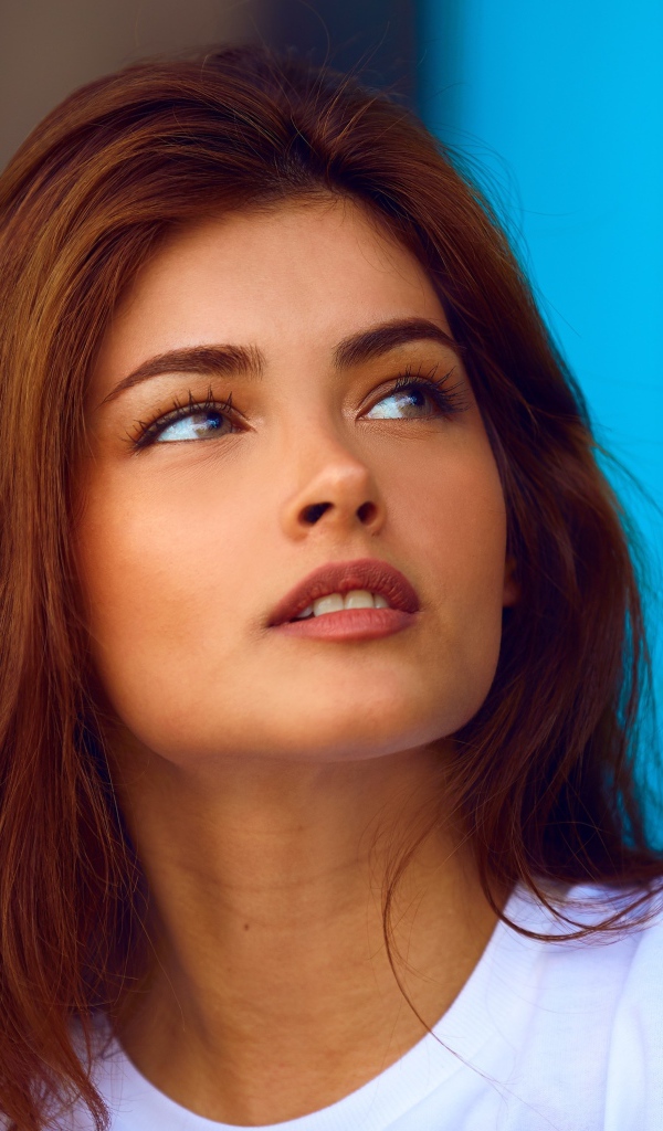 Взгляд красивой брюнетки