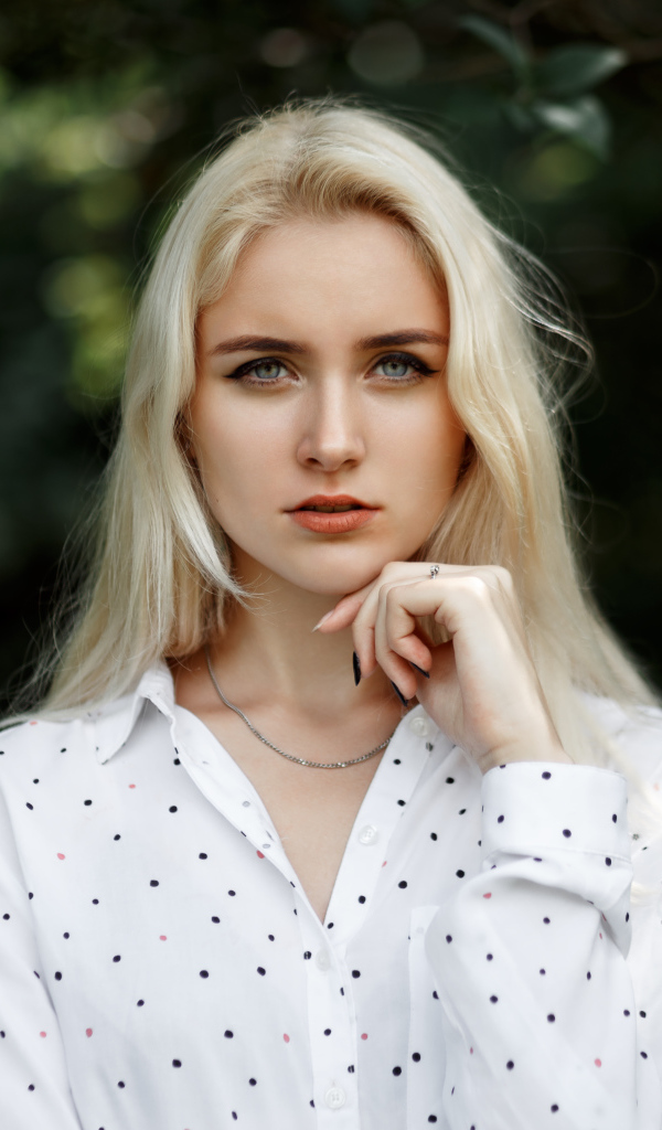 Настоящая нежная девушка блондинка в  рубашке