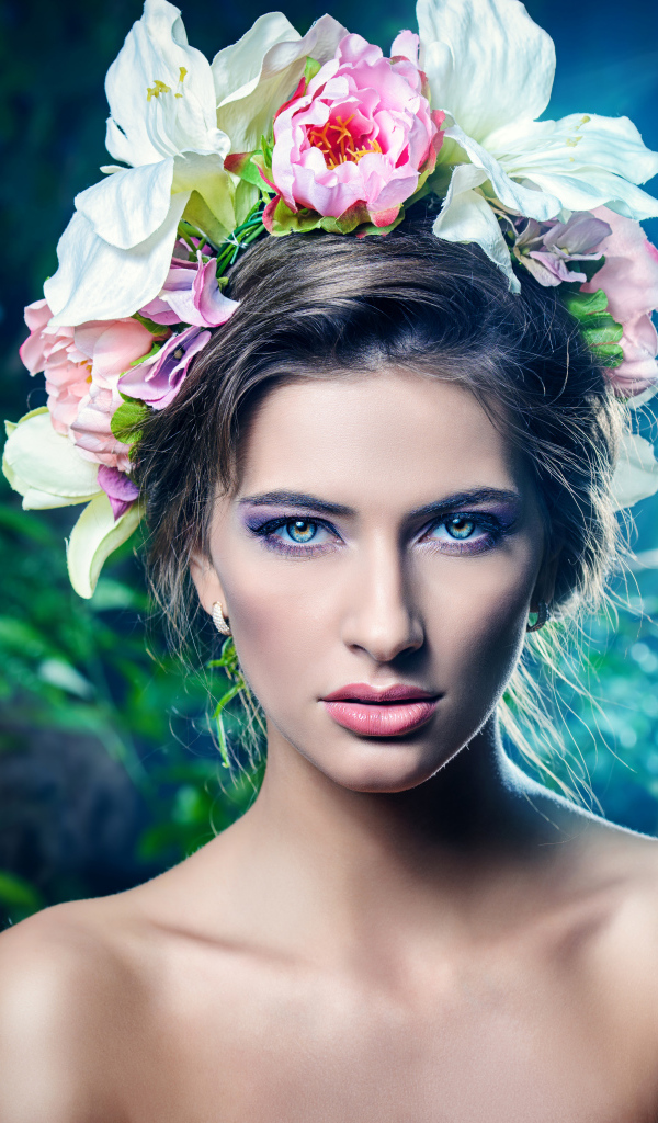 Настоящая девушка с цветами в волосах