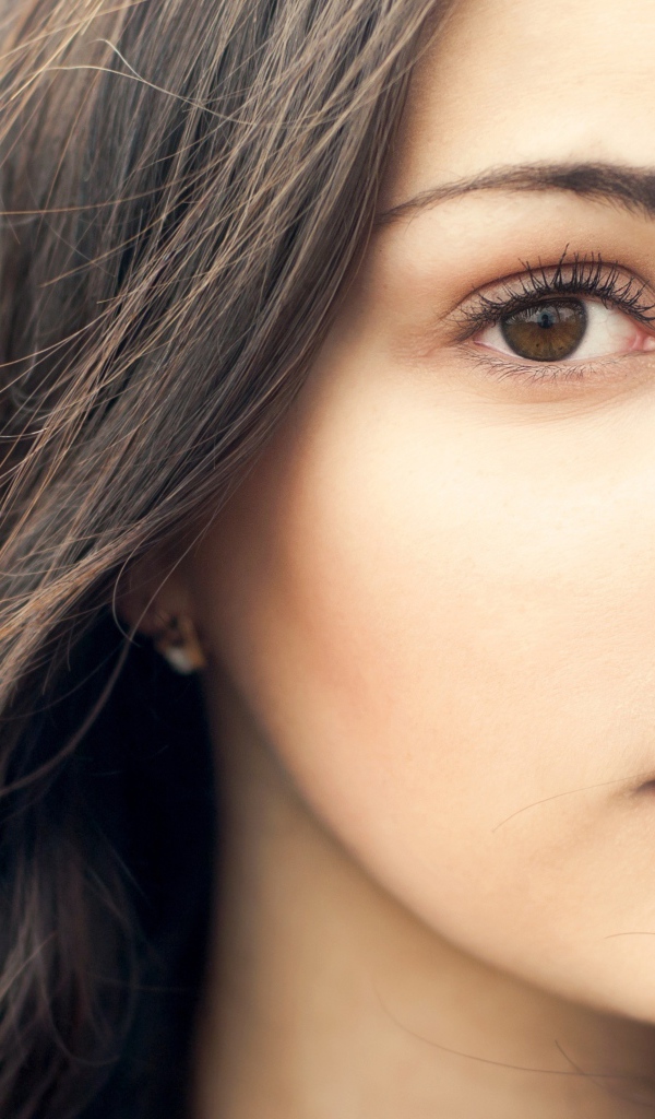 Нежная кареглазая девушка брюнетка с длинными волосами