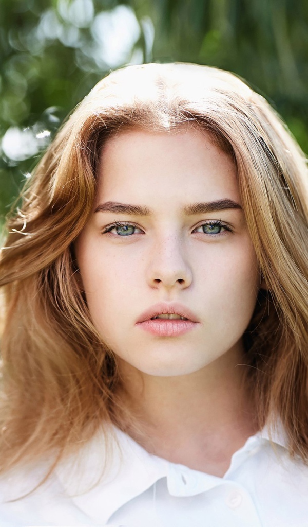 Нежная молодая девушка в белой рубашке