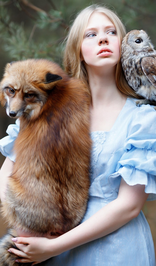 Молодая девушка с лисой и совой 