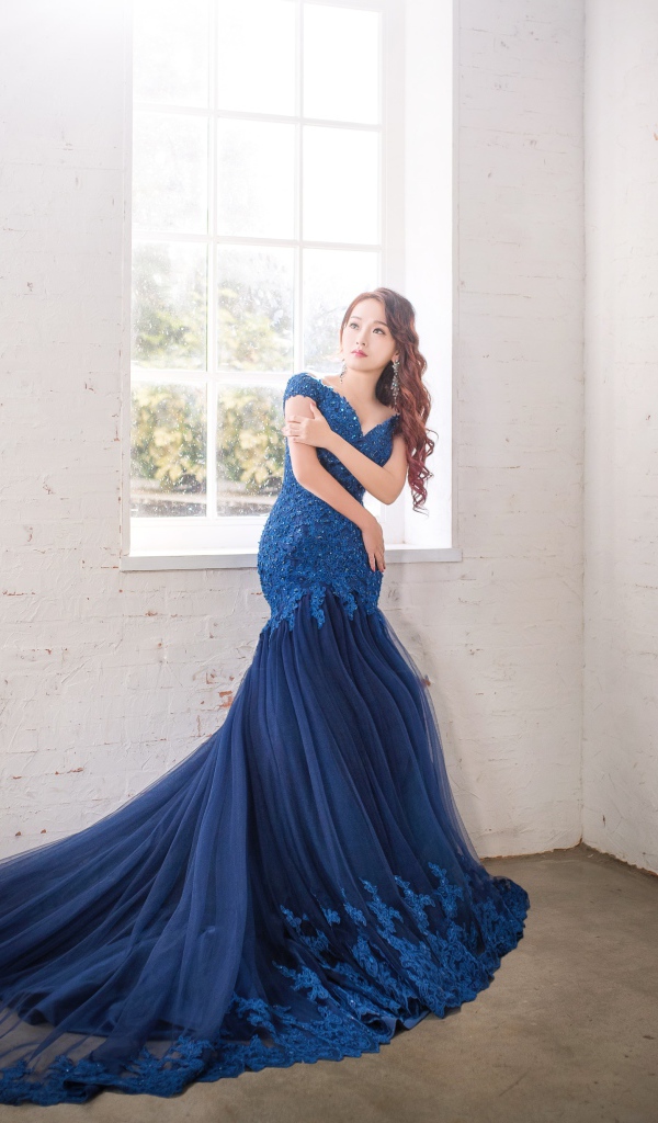 Девушка азиатка в красивом синем платье