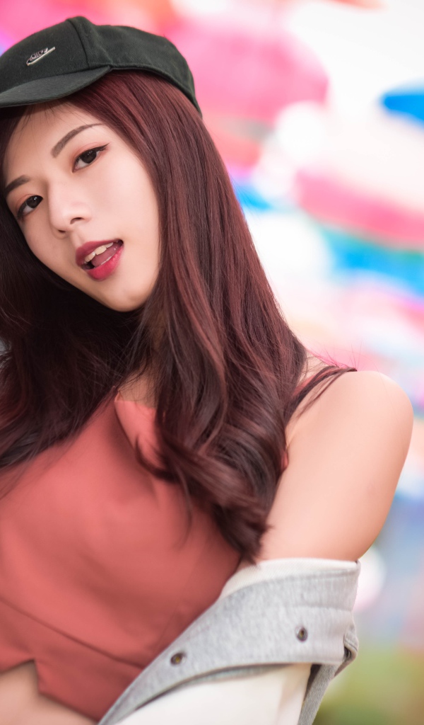 Девушка азиатка в черной кепке