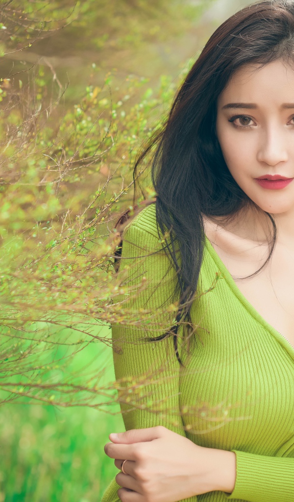 Девушка азиатка в зеленой кофте 