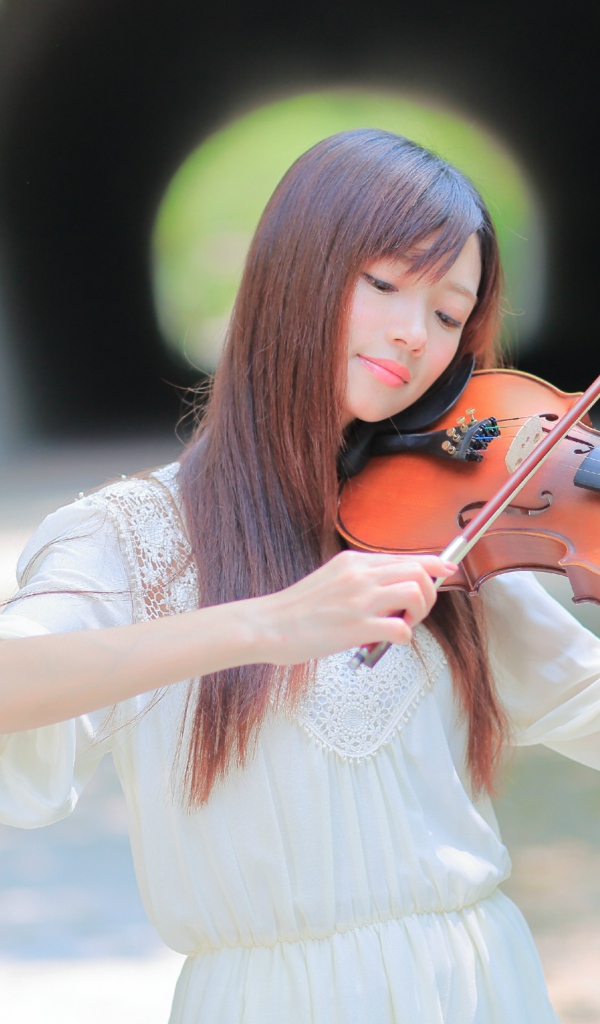 Девушка азиатка в белом платье со скрипкой в руках