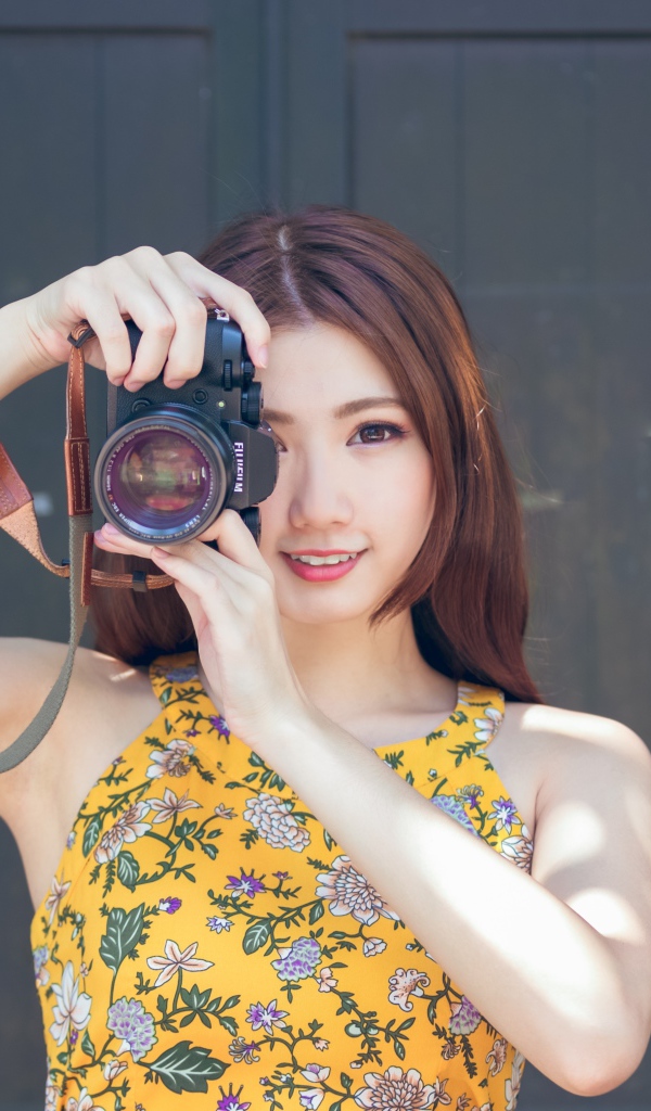 Девушка азиатка с фотоаппаратов в руках