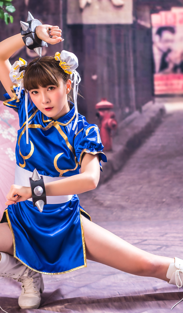 Спортивная девушка азиатка с зонтами