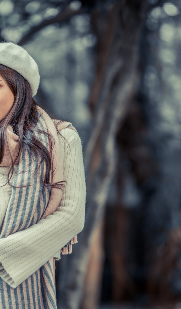 Красивая девушка азиатка в пальто с беретом на голове