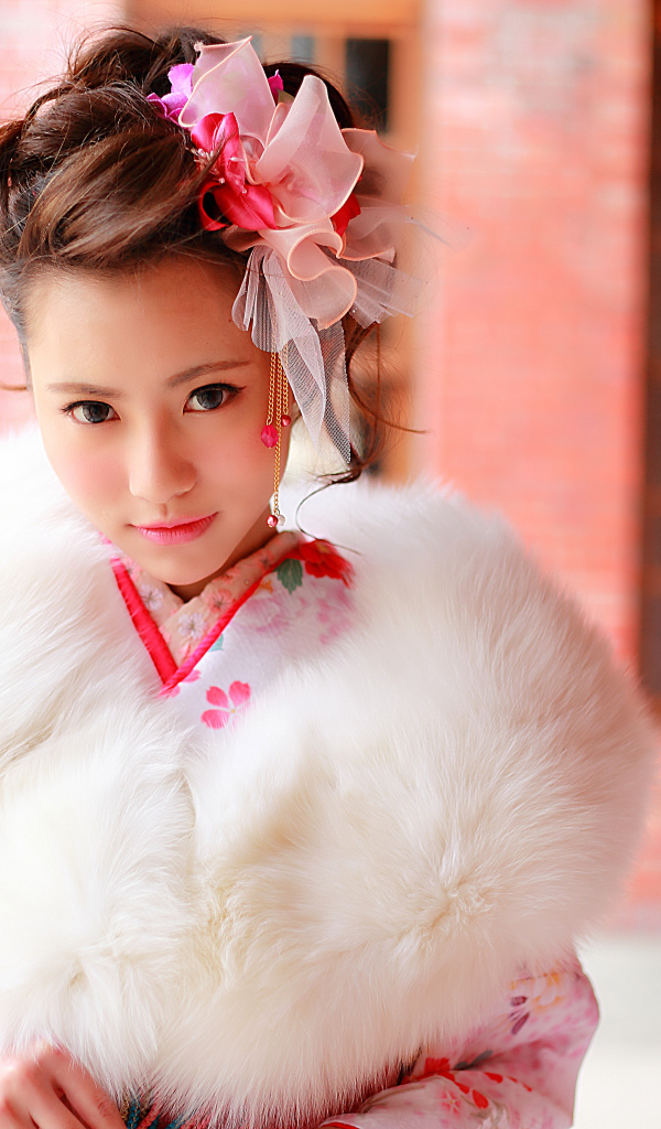 Красивая девушка азиатка в меховом манто