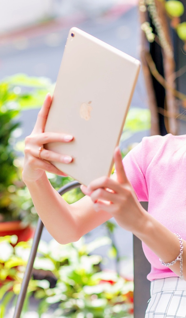 Красивая девушка азиатка делает селфи