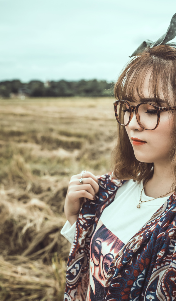 Красивая девушка азиатка в очках 