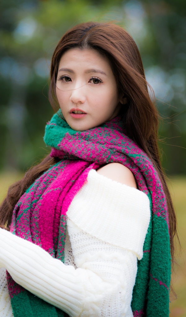 Красивая азиатка с шарфом на шее