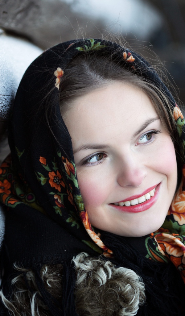 Красивая русская девушка в платке зимой