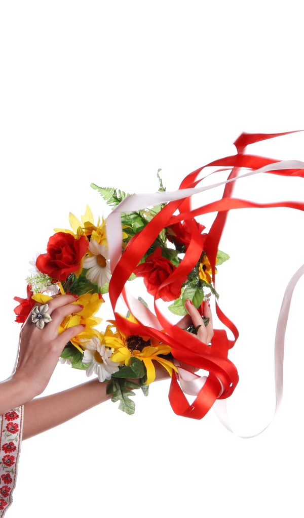 Красивая девушка украинка с венком в руках на белом фоне