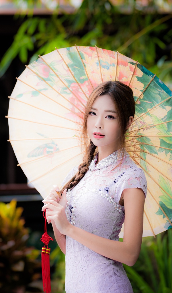 Красивая девушка азиатка в белом платье с зонтом