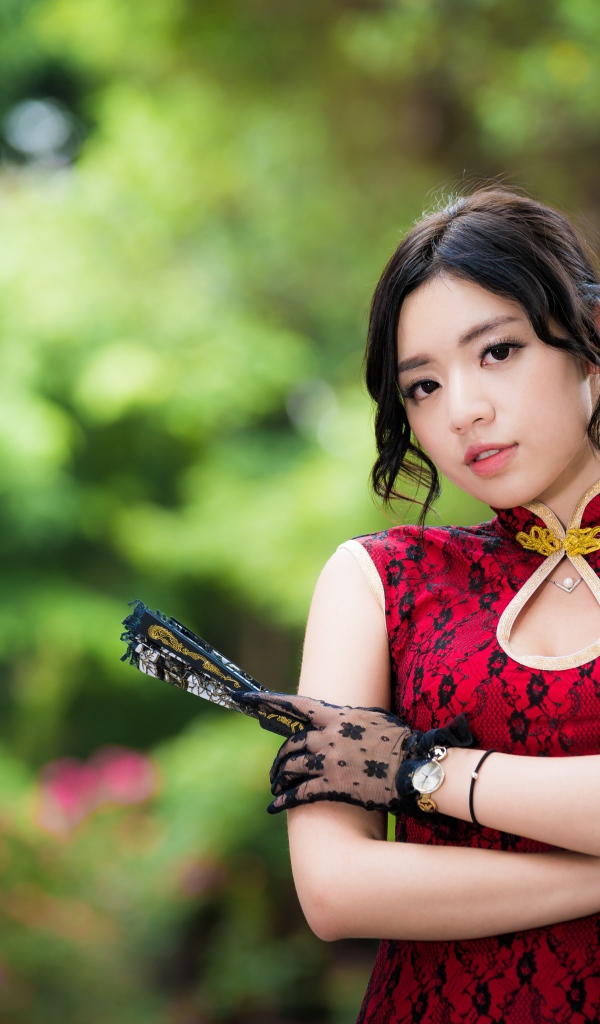 Красивая девушка азиатка с веером в руке