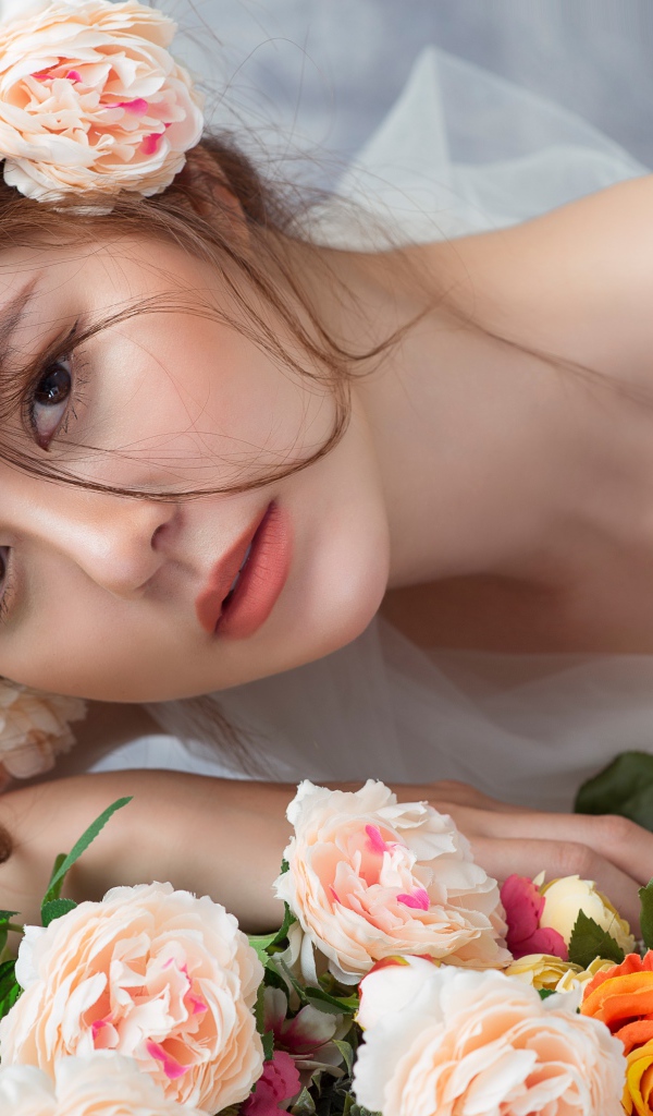 Красивая девушка азиатка с цветами в волосах 