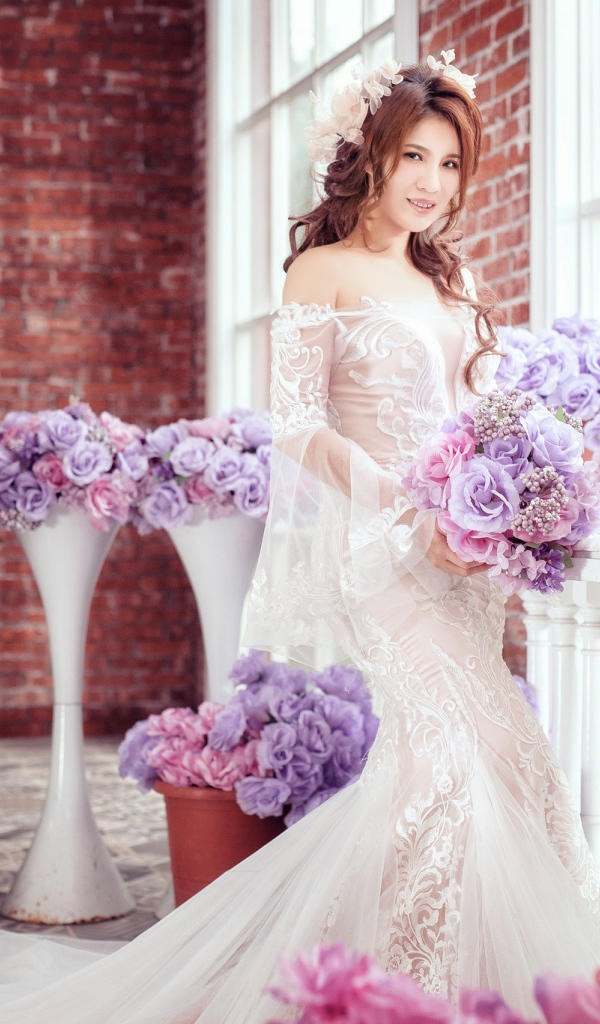Красивая азиатка в свадебном платье с цветами