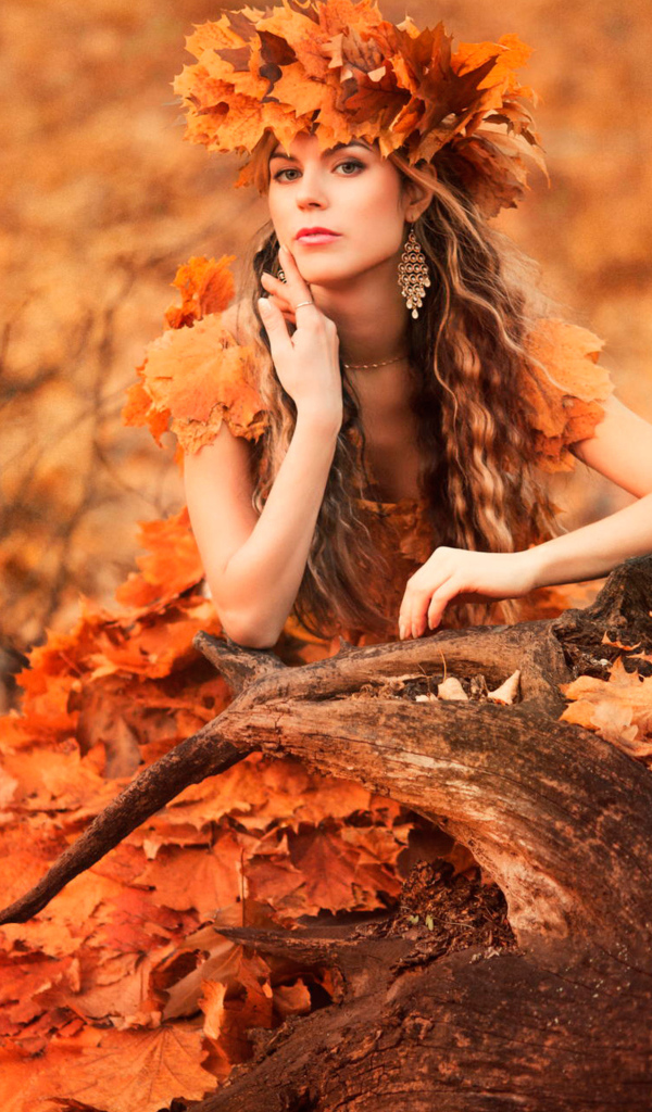 Красивая девушка осень в костюме из желтых листьев 