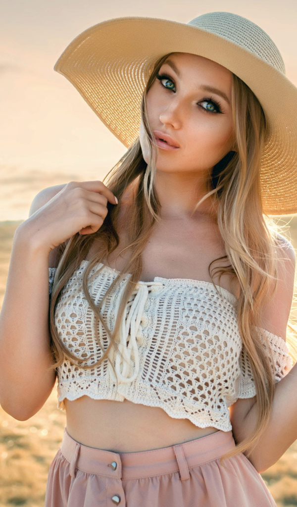 Красивая девушка блондинка в большой шляпе