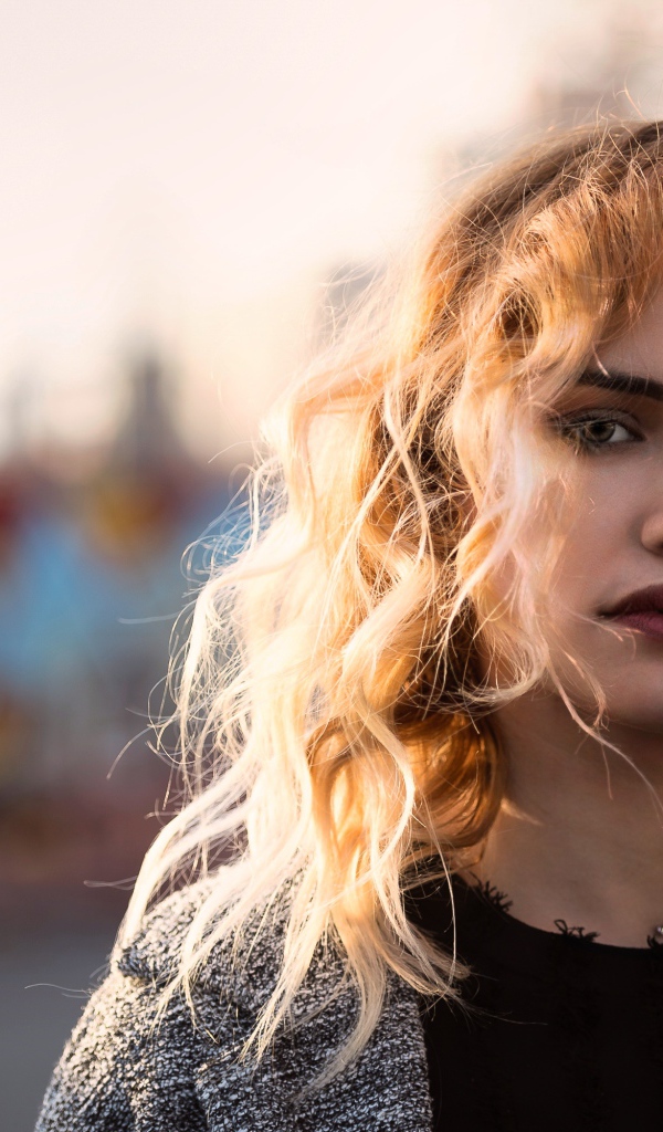 Красивая девушка блондинка в свете солнца