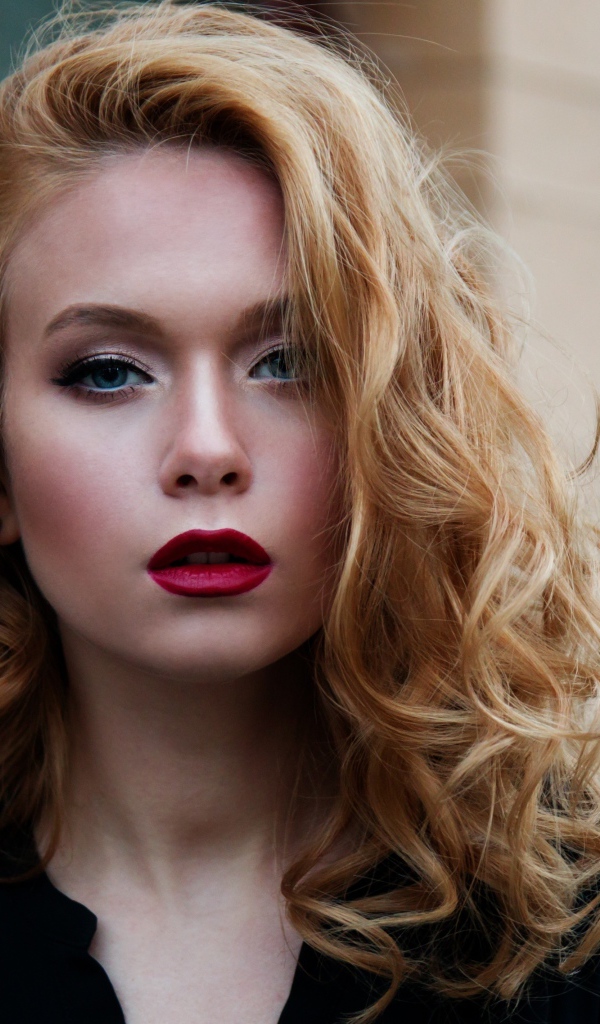 Красивая блондинка модель с голубыми глазами