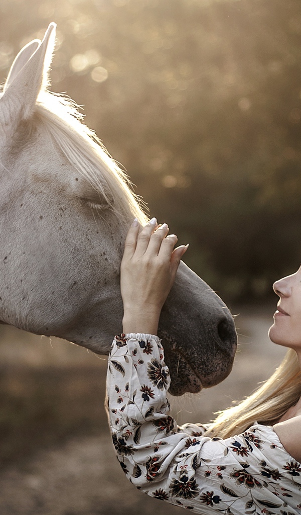 Красивая девушка блондинка с лошадью