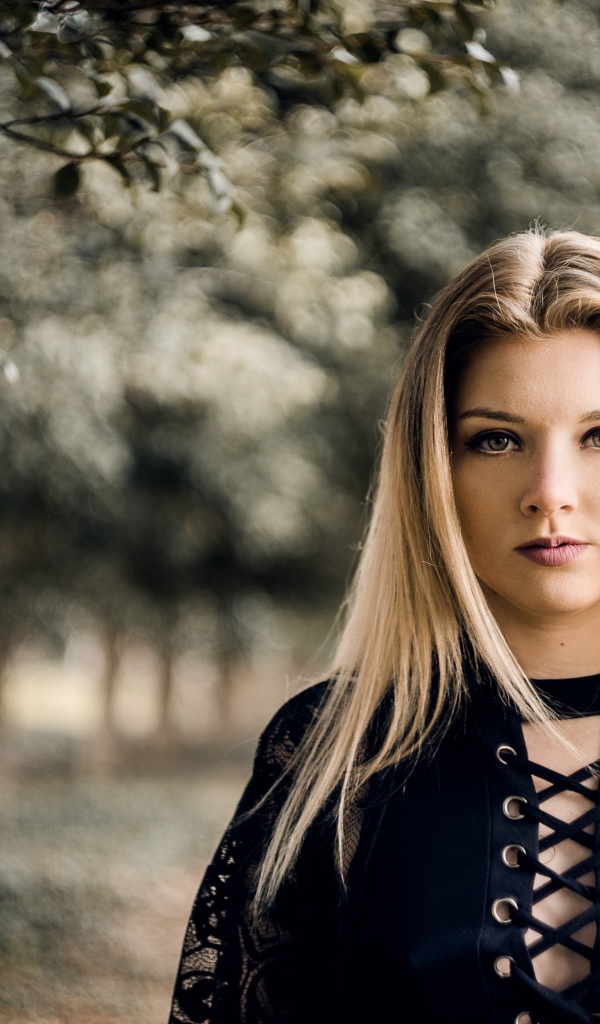 Красивая блондинка в черном платье 