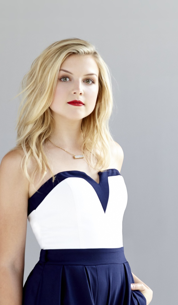 Красивая блондинка в платье на сером фоне