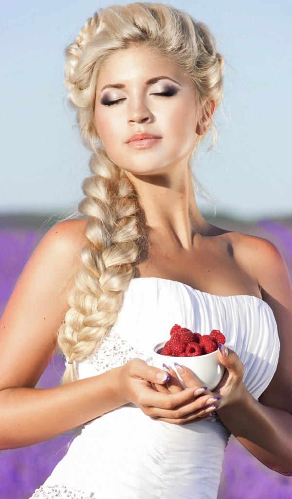 Красивая блондинка в белом платье с малиной на лавандовом поле