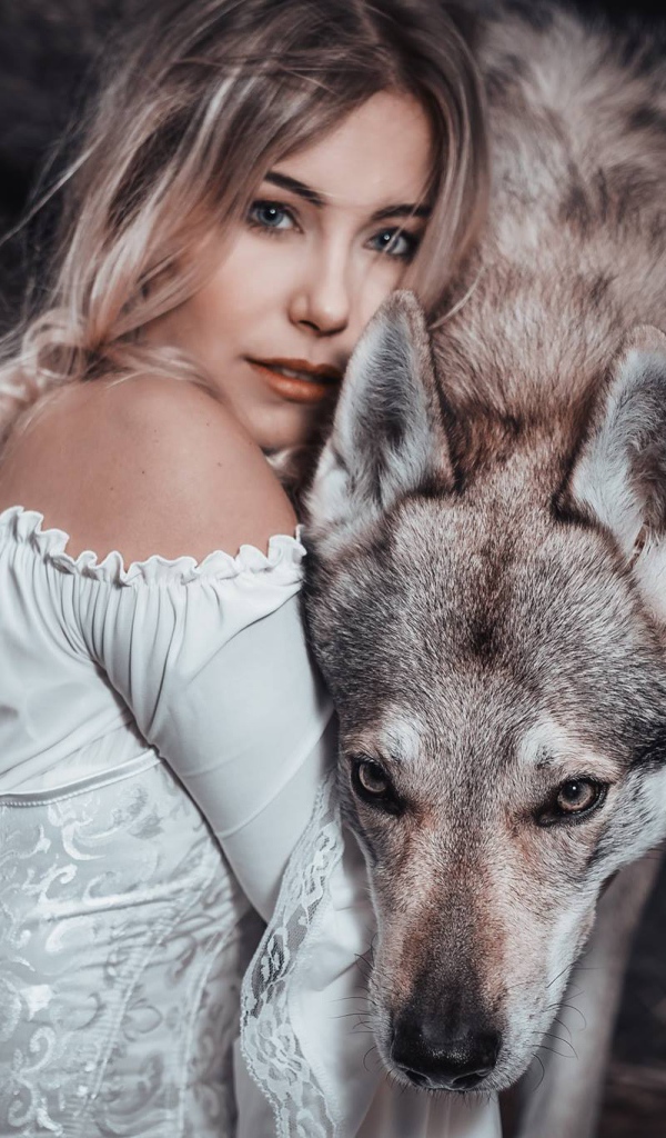 Красивая блондинка в белом платье с волком