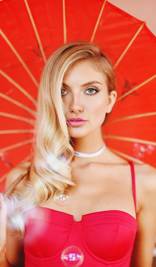 Красивая блондинка с красным зонтом