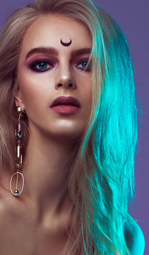 Красивая блондинка с татуировкой на лбу