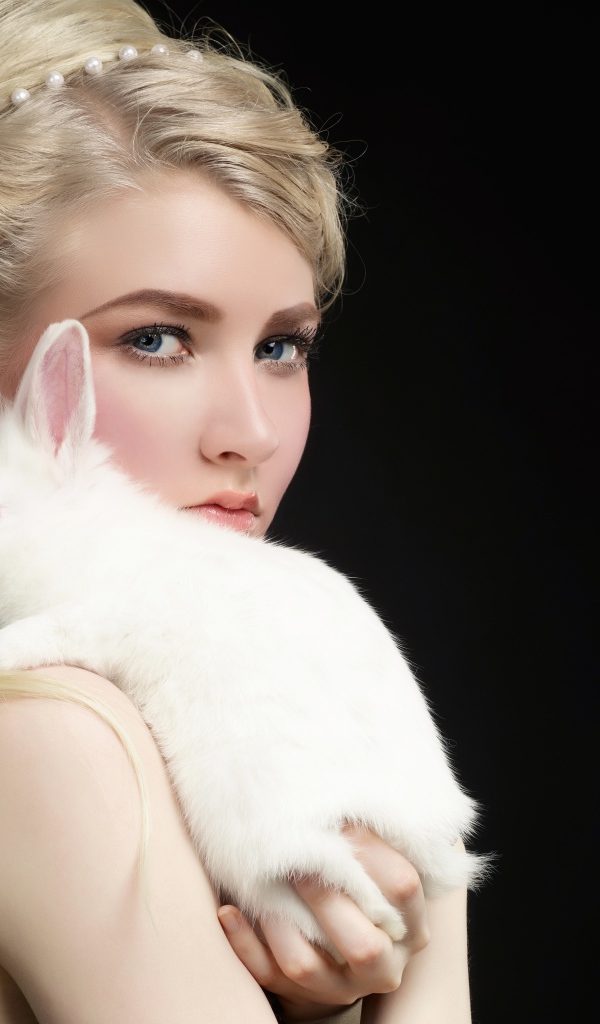 Красивая блондинка с белым кроликом на плече