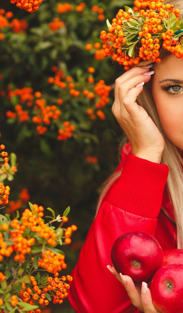 Красивая блондинка с венком из рябины на голове