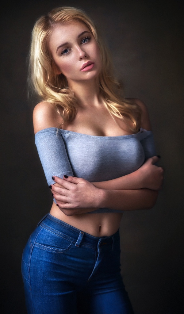 Красивая блондинка с синих джинсах
